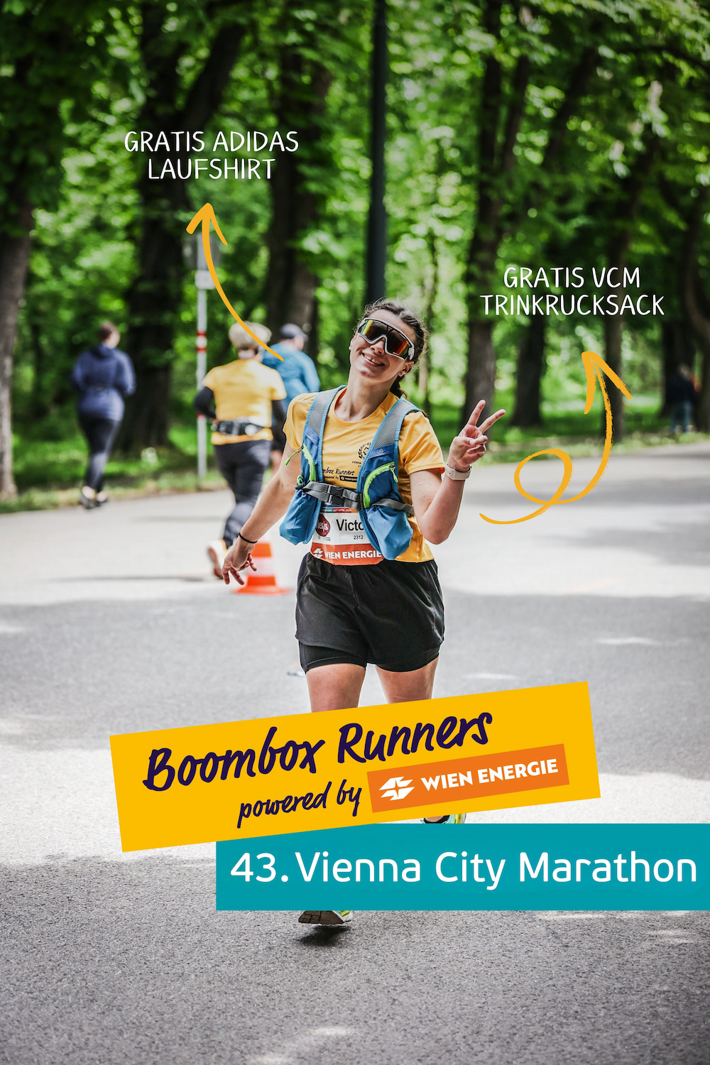 Läuferin beim Vienna City Marathons im gelben Boombox Runners Shirt und blauem Trinkrucksack, lächelnd und das Victory-Zeichen zeigend. Hinweise auf kostenlose Laufshirts und Trinkrucksäcke sind eingeblendet.